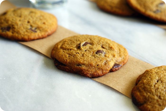 whole-grain pumpkin chocolate chip cookies ::: bake at 350 blog (easy recipe adaptation to #glutenfree)