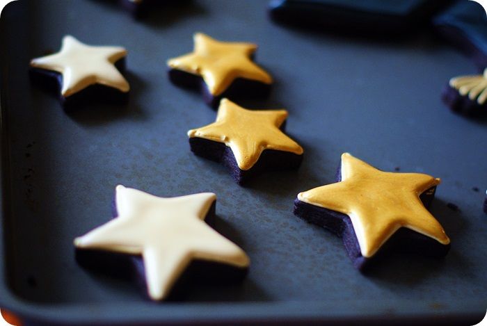 adding gold luster dust to cookies ::: bake at 350 blog