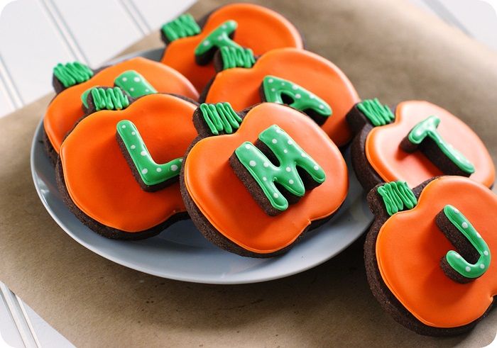 easy to re-create, monogrammed pumpkin cookies ::: full tutorial from bakeat350.blogspot.com