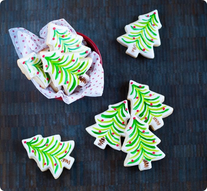 painted christmas tree cookies ...so easy and festive! inspired by sur la table christmas dishes!