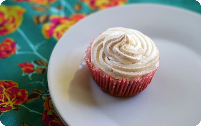 pumpkin cinnamon swirl cupcakes ::: if you make one batch of pumpkin cupcakes this season, make it this one. 