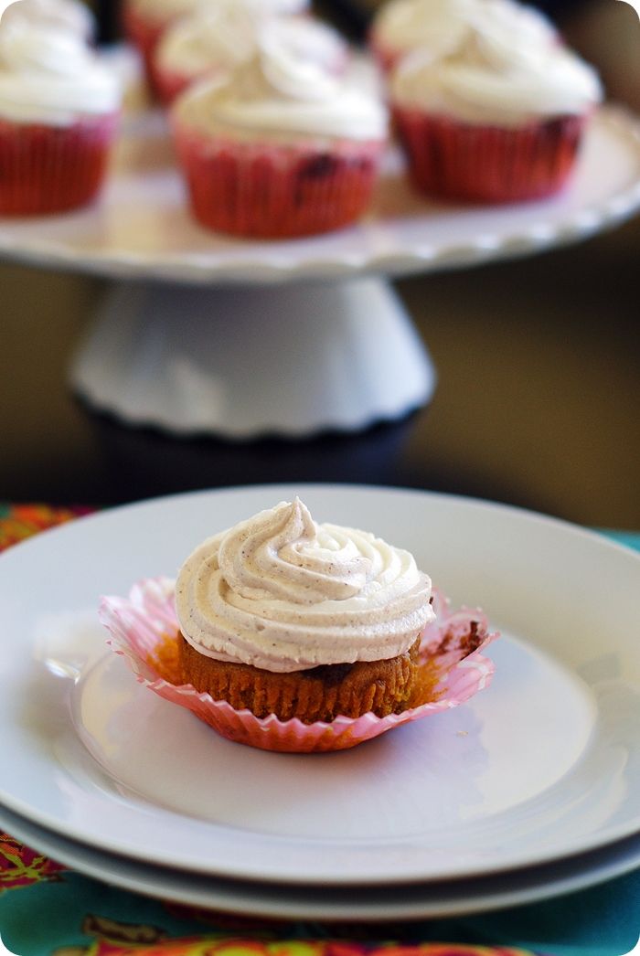 pumpkin cinnamon swirl cupcakes ::: if you make one batch of pumpkin cupcakes this season, make it this one. 