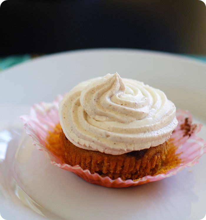 pumpkin cinnamon swirl cupcakes ::: if you make one batch of pumpkin cupcakes this season, make it this one. 