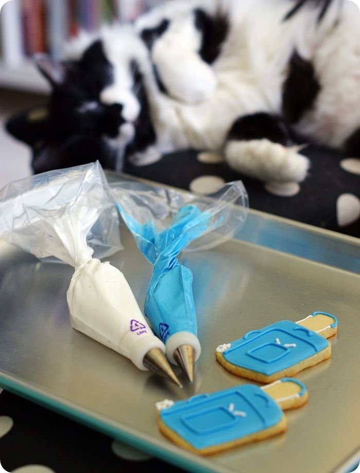 rolling luggage cookies and tutorial ::: bake at 350 blog