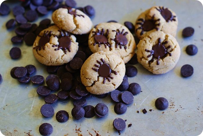 spider peanut butter blossoms ::: deliciously spooky cookies for Halloween