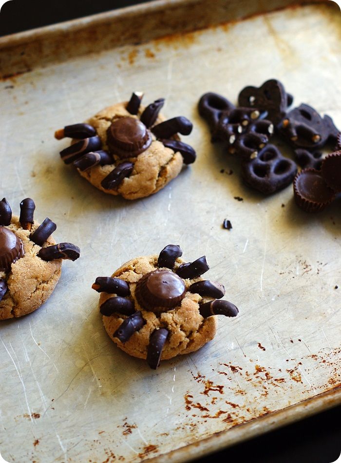 spider peanut butter blossoms with chocolate covered pretzel legs