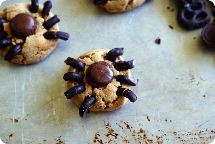 spider peanut butter blossoms with chocolate covered pretzel legs