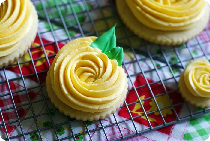 yellow rose cookies ::: bake at 350 blog