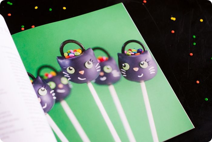 Cake Pops Halloween by Angie Dudley (Bakerella) 