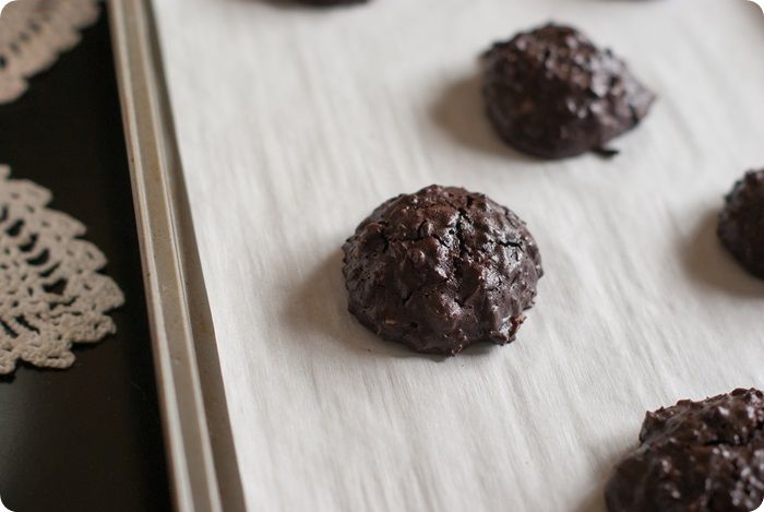 small batch recipe: cocoa rouge macroons