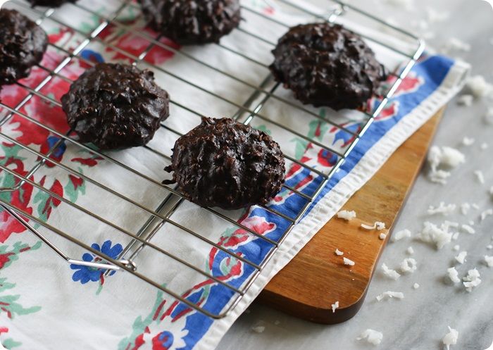 small batch recipe: cocoa rouge macroons