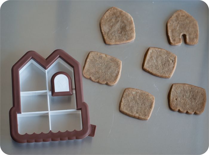 mini gingerbread houses (made with ONE cookie cutter)