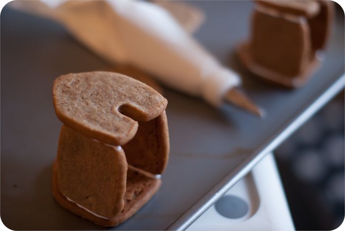 mini gingerbread houses (made with ONE cookie cutter)