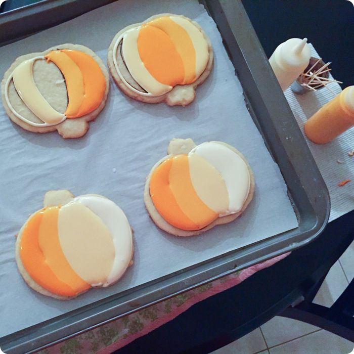 making ombre pumpkin cookies from @bakeat350