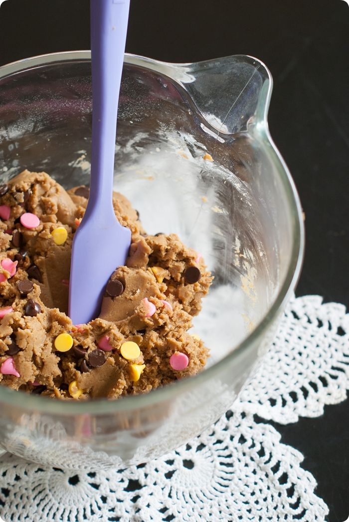 springtime peanut butter chocolate chip cookies ... soft, puffy cookies to celebrate SPRING!