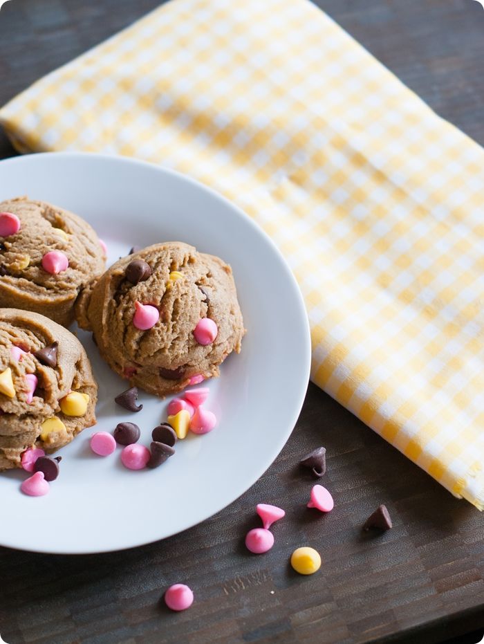 springtime peanut butter chocolate chip cookies ... soft, puffy cookies to celebrate SPRING!