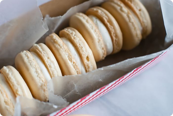 vanilla bean almond macarons from @bakeat350