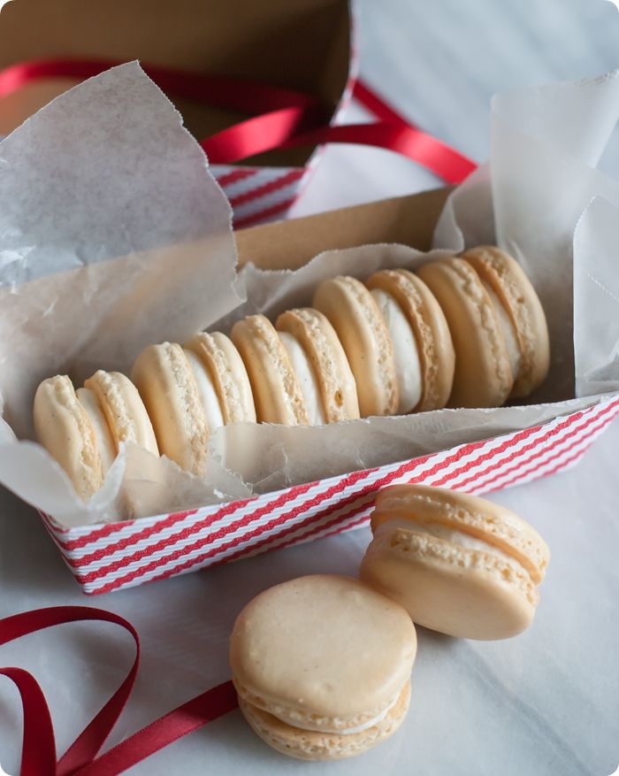 vanilla bean almond macarons from @bakeat350