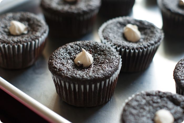 homemade hostess cupcakes to celebrate @wearethatfamily new book! (recipe & giveaway)