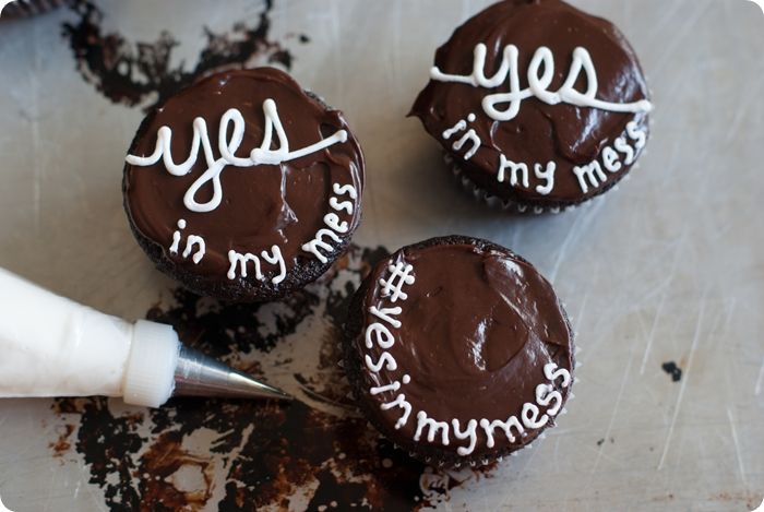 homemade hostess cupcakes to celebrate @wearethatfamily new book! (recipe & giveaway)