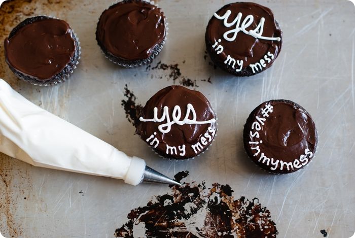 homemade hostess cupcakes to celebrate @wearethatfamily new book! (recipe & giveaway)