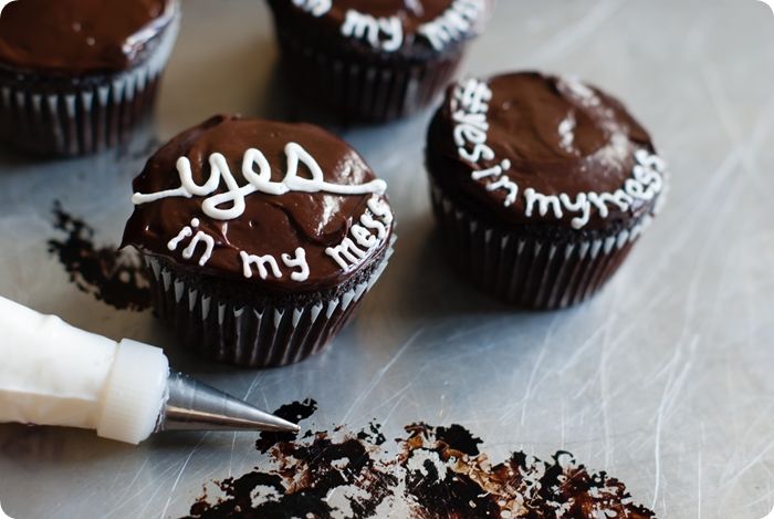 homemade hostess cupcakes to celebrate @wearethatfamily new book! (recipe & giveaway)