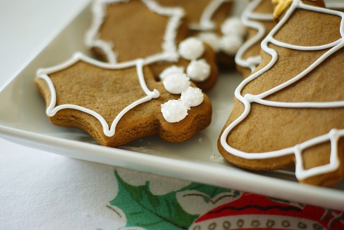 my very favorite gingerbread cookie recipe + simple ideas for decorating. ::: Simple Decorated Gingerbread Cookies @bakeat350