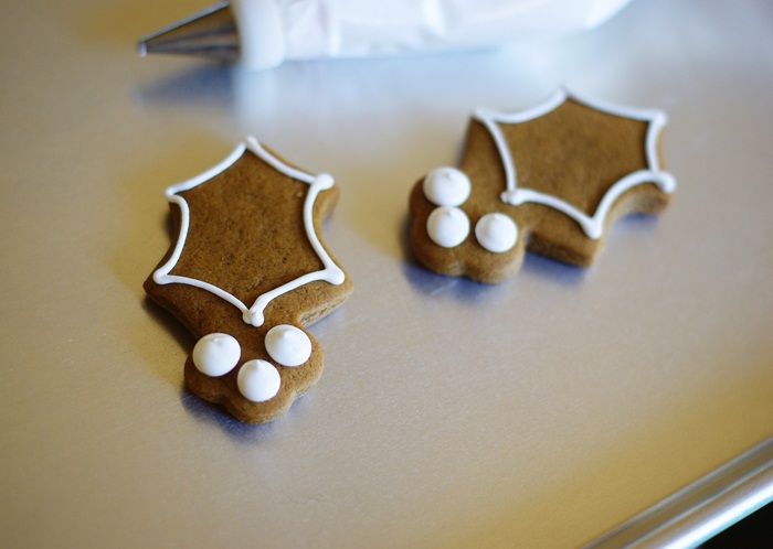 my very favorite gingerbread cookie recipe + simple ideas for decorating. ::: Simple Decorated Gingerbread Cookies @bakeat350