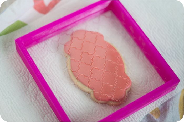 airbrushing cookies: the basics | bakeat350.blogspot.com