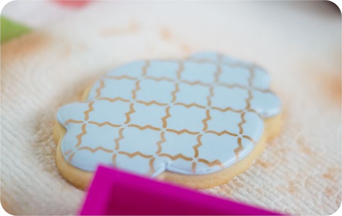 airbrushing cookies: the basics | bakeat350.blogspot.com
