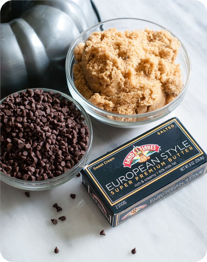 cinnamon brown sugar chocolate chip bundt cake : half birthday cake!