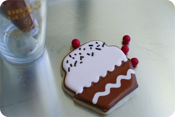 how to decorate cupcake cookies | bakeat350.blogspot.com