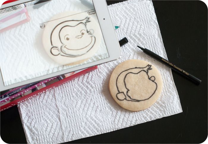 an iPad app that allows you to trace images onto cookies for decorating : alternative to KopyKake projector