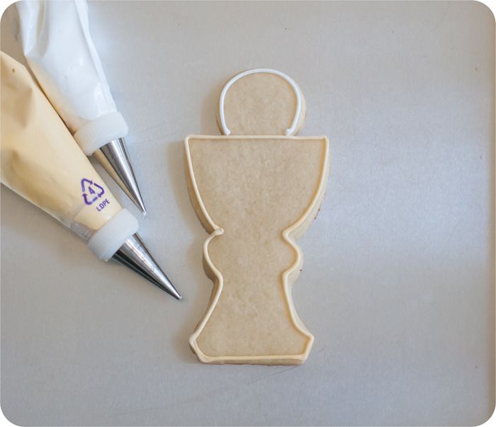 first communion cookies :: tutorial and links to recipes and supplies you'll need from @bakeat350