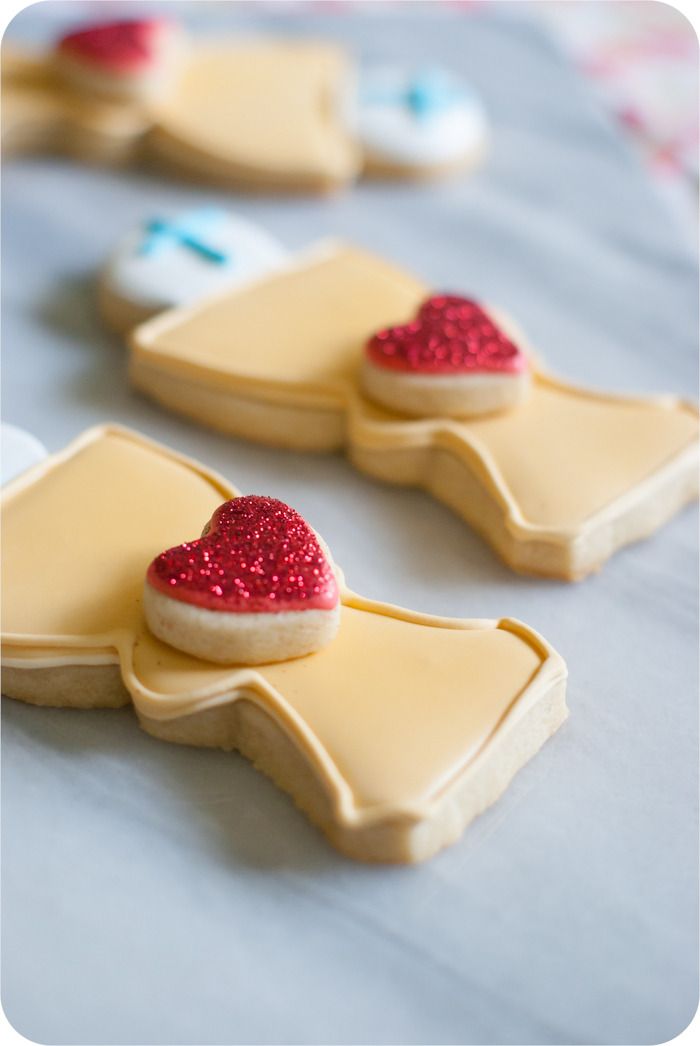 first communion cookies :: tutorial and links to recipes and supplies you'll need from @bakeat350