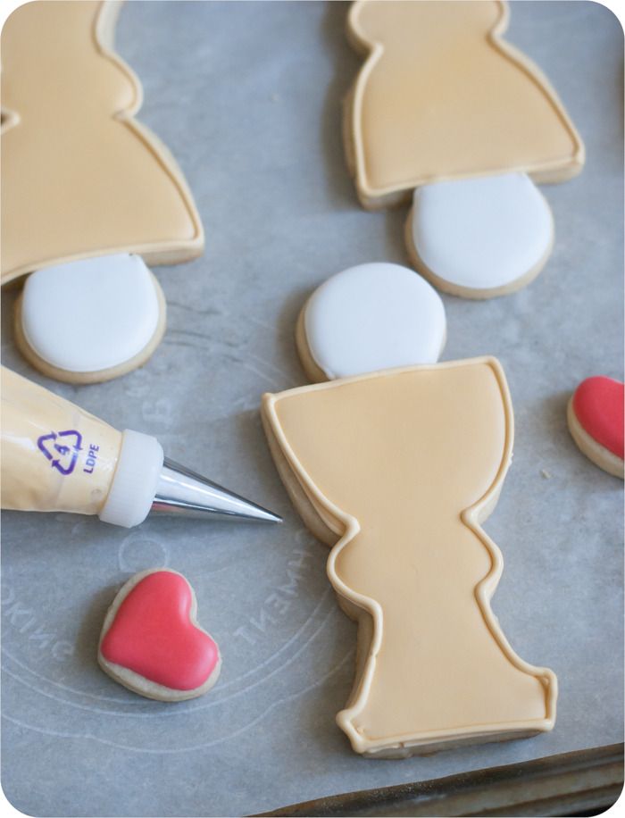 first communion cookies :: tutorial and links to recipes and supplies you'll need from @bakeat350