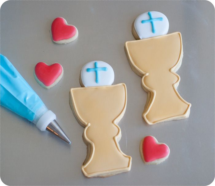 first communion cookies :: tutorial and links to recipes and supplies you'll need from @bakeat350