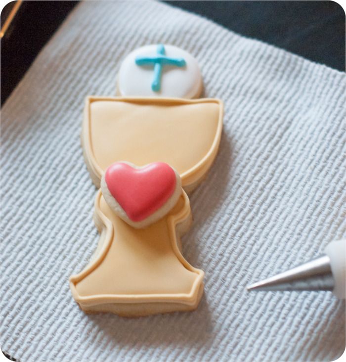 first communion cookies :: tutorial and links to recipes and supplies you'll need from @bakeat350