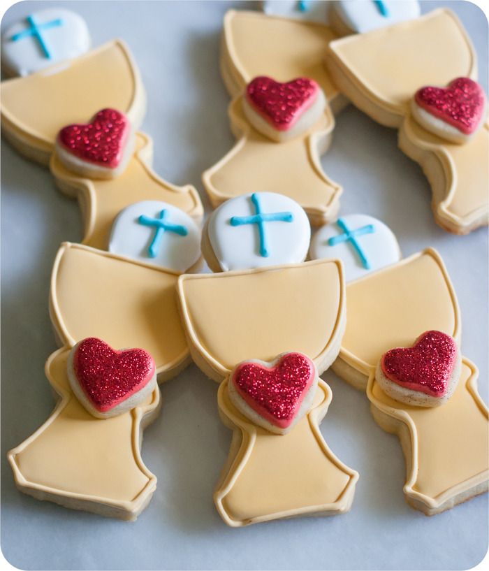 first communion cookies :: tutorial and links to recipes and supplies you'll need from @bakeat350