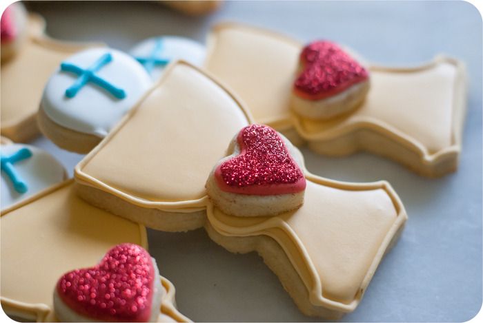 first communion cookies :: tutorial and links to recipes and supplies you'll need from @bakeat350