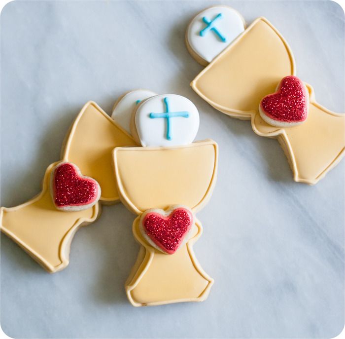 first communion cookies :: tutorial and links to recipes and supplies you'll need from @bakeat350