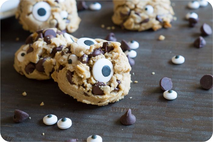 peanut butter chocolate chip googly eyes cookies | @bakeat350