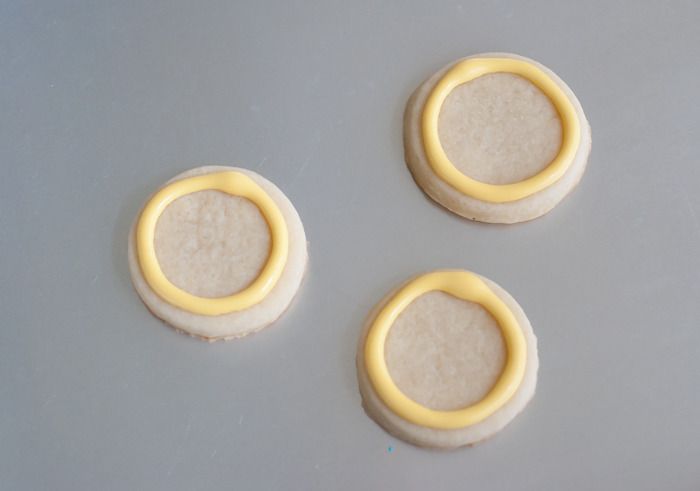 how to make Minions cookies > recipes + tutorial from bakeat350.blogspot.com