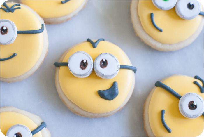 how to make Minions cookies > recipes + tutorial from bakeat350.blogspot.com