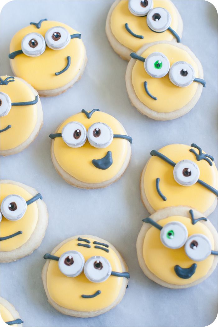 Minions decorated cookies, step-by-step > recipes + tutorial from bakeat350.net ... perfect for a Minions or Despicable Me-themed party