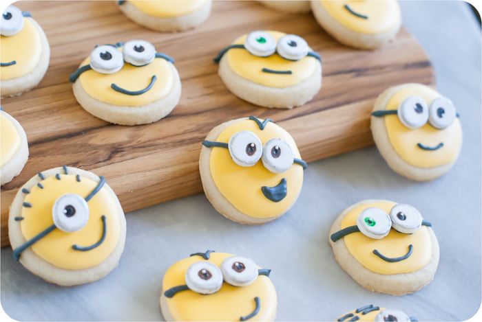 how to make Minions cookies > recipes + tutorial from bakeat350.blogspot.com