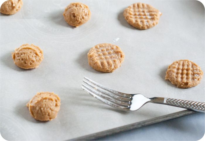peanut butter and honey sandwich cookies, cookies are sweetened with only honey | bakeat350.blogspot.com