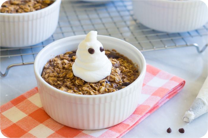 baked pumpkin chocolate chip oatmeal sweetened with coconut sugar and topped with greek yogurt ghosts