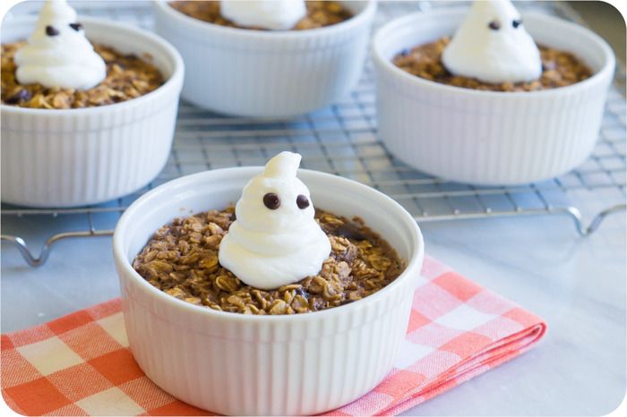 baked pumpkin chocolate chip oatmeal sweetened with coconut sugar and topped with greek yogurt ghosts
