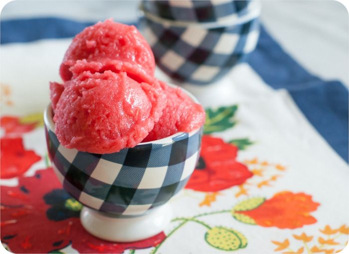 raspberry champagne sorbet : from bakeat350.blogspot.com